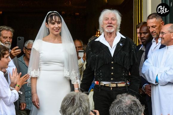 Pour le grand jour, le chanteur portait un look particulier

Semi-exclusif - Murielle Mégevand et Hugues Aufray sur le parvis de l'église - Mariage d'Hugues Aufray et de Murielle Mégevand à l’église Saint-Vigor de Marly-Le Roy, France. Agence / Bestimage