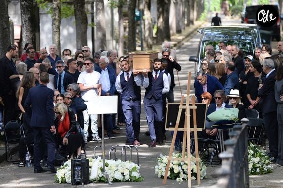 Michel Drucker, Dominique Farrugia, Tom Villa, Éric Antoine, Claude Sérillon, Guy Lagache, Manu Payet ou encore Laurent Voulzy figuraient parmi les personnes présentes. 

Illustrations - Les célébrités lors de l'hommage rendu aux obsèques de Françoise Coquet au cimetière de Montmartre à Paris le 24 juillet 2026. Agence / Bestimage