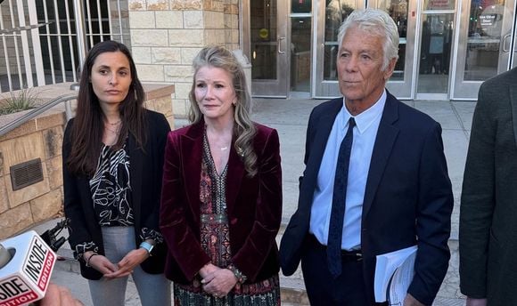 L’accusation estime les preuves solides, tandis que la défense conteste les témoignages et évoque des pressions parentales.

Melissa Gilbert semble au bord des larmes quelques instants après qu'un juge ait libéré son mari Timothy Busfield de prison. Photo par Backgrid USA / Bestimage