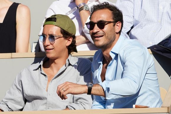 La Famille Kretz, Valentin et le chanteur Raphaël en tribunes lors des Internationaux de France de tennis de Roland Garros 2023 à Paris, France, le 31 mai 2023. © Jacovides-Moreau/Bestimage
