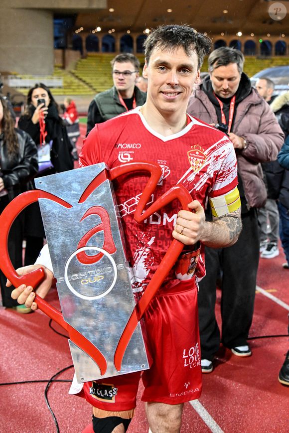 Louis Ducruet et le trophée de la rencontre durant la sixième édition de la Fight Aids Cup, un match de football caritatif au stade Louis II à Monaco, le 25 janvier 2026© Bruno Bebert / Bestimage