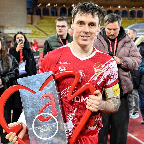 Louis Ducruet et le trophée de la rencontre durant la sixième édition de la Fight Aids Cup, un match de football caritatif au stade Louis II à Monaco, le 25 janvier 2026© Bruno Bebert / Bestimage