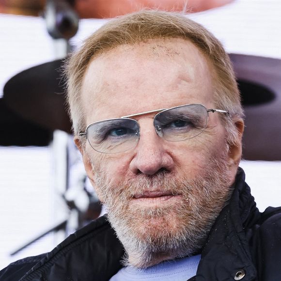 Il n'avait d'ailleurs montré aucune réaction impressionnée en rencontrant Sophie Marceau, la considérant tout simplement comme la compagne de Christophe.

Christophe Lambert lors du Como Fun au LarioFiere à Milan, le 15 mars 2025. 
Backgrid UK/ Bestimage