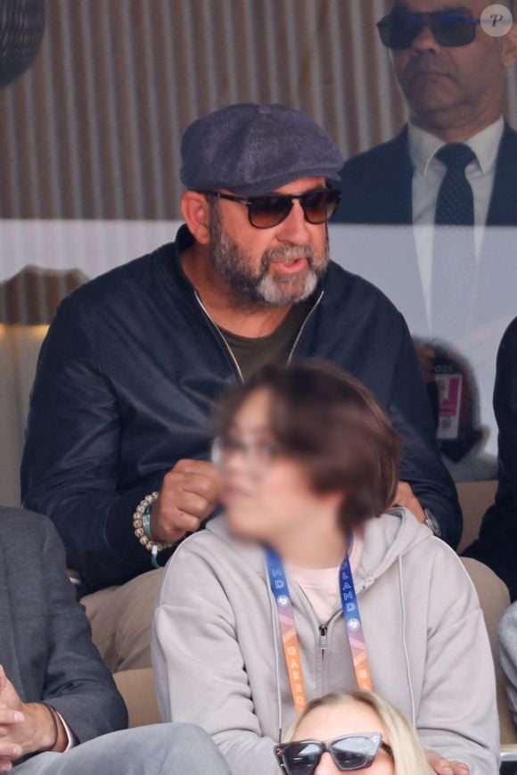 Kad Merad en tribunes lors de la finale messieurs des Internationaux de France de Tennis de Roland Garros 2025 (jour 15), à Paris, France, le 8 juin 2025. © Cyril Moreau/Bestimage