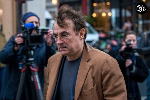 Albert Dupontel lors de la cérémonie funéraire de l'acteur franco-danois Niels Arestrup, devant l'église Saint-Roch à Paris, en France, le 10 décembre 2024. Photo de Denis Prezat/ABACAPRESS.COM