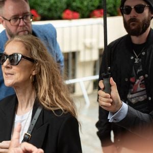 On la voit se faire coiffer, maquiller, habiller, faire des étirements impressionnants...
Céline Dion quitte son hôtel, le Royal Monceau, en direction de l'aéroport au lendemain de la cérémonie d'ouverture des Jeux Olympiques, à Paris le 27 juillet 2024, Photo par Florian Poitout/ABACAPRESS.COM