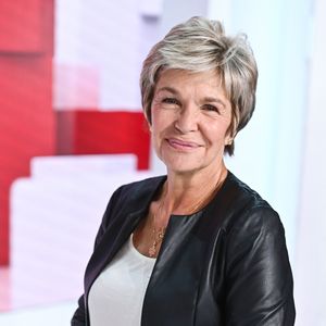 "J’ai acheté une bergerie en ruines et un terrain en friche il y a 40 ans. Et, petit à petit, j’ai construit ma maison. Je me suis fait mon petit paradis. Toutes les odeurs et l’herbe de là-bas font partie de mon cœur" confiait-elle à "Nice-Matin" en 2023

Exclusif - Veronique Jannot - Enregistrement de l'émission Vivement dimanche au studio Gabriel, présentée par M.Drucker et diffusée sur France 3 le 15 octobre 2023.
© Guillaume Gaffiot / Bestimage 

No web pour la Belgique et la Suisse