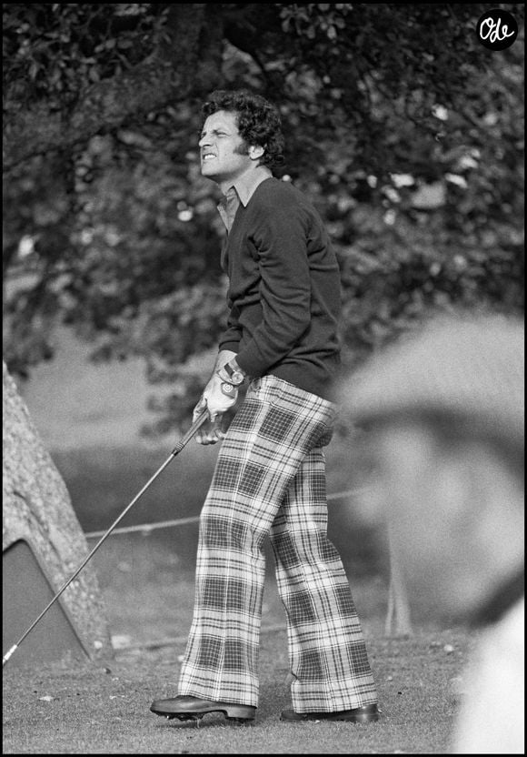 JOE DASSIN JOUE AU GOLF. AGENCE / BESTIMAGE
