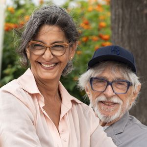 L'acteur s'investit pleinement dans cette aventure en faisant régulièrement la promotion de ses cuvées lors de salons et de rencontres avec le public.

Pierre Richard et sa femme Ceyla Lacerda Photocall de "L'Homme qui a vu l'ours qui a vu l'homme" lors du 78ème Festival International du Film de Cannes, le 22 mai 2025.

© Jacovides/Moreau/Bestimage