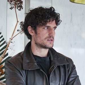 Il privilégie le dialogue direct et oral avec sa fille Oumy (17 ans) et son fils Azel (5 ans).

BGUK_3545181 - Rome, ITALIE    Louis Garrel pose pour les photographes lors de la séance photo du film « Coutures » dans le cadre de la XVIe édition du festival du film français « Rendez-Vous » 2026.
Sur la photo : Louis Garrel
Backgrid UK/ Bestimage