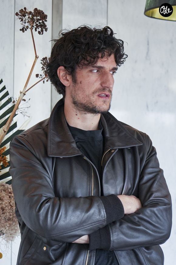 Il privilégie le dialogue direct et oral avec sa fille Oumy (17 ans) et son fils Azel (5 ans).

BGUK_3545181 - Rome, ITALIE    Louis Garrel pose pour les photographes lors de la séance photo du film « Coutures » dans le cadre de la XVIe édition du festival du film français « Rendez-Vous » 2026.
Sur la photo : Louis Garrel
Backgrid UK/ Bestimage