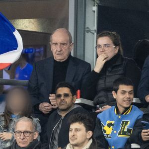 Pierre Lescure, Jamel Debbouze, Mélissa Theuriau et leurs deux enfants Leon Debbouze et Lila Debbouze - Célébrités dans les tribunes du quart de finale de la Ligue des Nations de l'UEFA 2025 "France - Croatie (2-0 / tab 5-4)" au Stade de France à Saint-Denis le 23 mars 2025. © Cyril Moreau/Bestimage