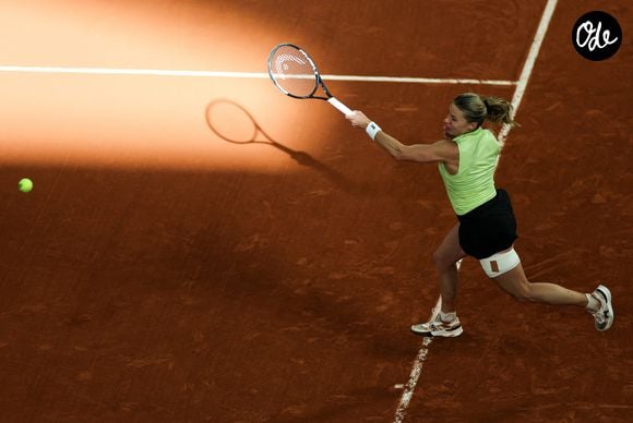 Maja Chwalinska frappe un retour pendant le match de demi-finale du simple dames entre la Polonaise Maja Chwalinska et la Russe Diana Shnaider au tournoi de tennis de Roland Garros, Paris, France, 4 juin 2026. Photo by Xinhua/ABACAPRESS.COM/Wu Huiwo