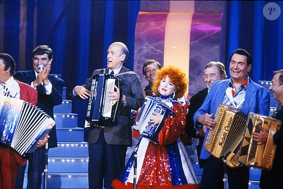 Archives -  En France, à Paris, Valéry Giscard d'Estaing jouant de l'accordéon avec Yvette HORNER et André VERCHUREN en juin 1991. @Bernard LEGUAY via Bestimage