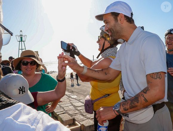 Ce périple original permet aux fans de l'accompagner durant sa marche et de vibrer lors d'un concert acoustique chaque soir.

Le chanteur-auteur-compositeur Ycare a démarré ce matin une aventure hors du commun : une marche en Vendée à raison de 25 à 30km par jour, du lundi 25 mai au lundi 17 juin.
Avec chaque soir un Concert en guitare-voix dans un endroit insolite.  

© Noël Carrier/Bestimage