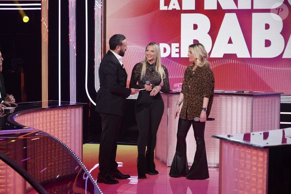 Exclusif - Cyril Hanouna, Kelly Vedovelli, Priscilla Betti sur le plateau de l’émission « TPMP » La dernière sur C8,  présentée par C.Hanouna et diffusée en direct sur C8, Paris, France, le 27 fevrier 2025. © Jack Tribeca / Bestimage