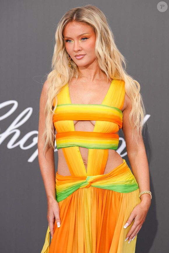 Si les stars comme Zara Larsson misent sur des looks multicolores, une teinte de bleu bien spécifique se démarque cette saison.

Zara Larsson au gala de l'amfAR Cannes 2026 présenté par Chopard à l'Hôtel du Cap-Eden-Roc le 21 mai 2026 au Cap d'Antibes, France.

© Lucia Sabatelli/Bestimage