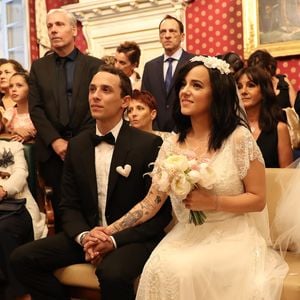 Mais le hashtag “#tataliz”, glissé discrètement dans la légende de la publication a rapidement levé toute ambiguïté : Alizée célébrait en réalité la naissance de son neveu.

Exclusif - Prix spécial - Jo Jacotey - Claudie Lyonnet et Michèle, la mère d'Alizée - Mariage civil à la mairie d'Ajaccio d'Alizée et Grégoire Lyonnet - Ajaccio le 18 juin 2016
© Olivier Huitel - Olivier Sanchez / Bestimage - Crystal