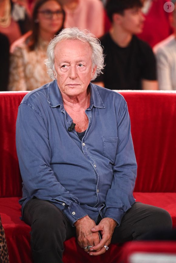 Didier Barbelivien souligne l’impact intemporel de ce titre, qui fait encore danser plusieurs générations.

Didier Barbelivien lors de l'enregistrement de l'émission Vivement Dimanche, au studio Rive gauche, à Paris, France, le 22 octobre 2025, présentée par M.Drucker, diffusée sur France 3 le 16 novembre 2025. © Guillaume Gaffiot/Bestimage
