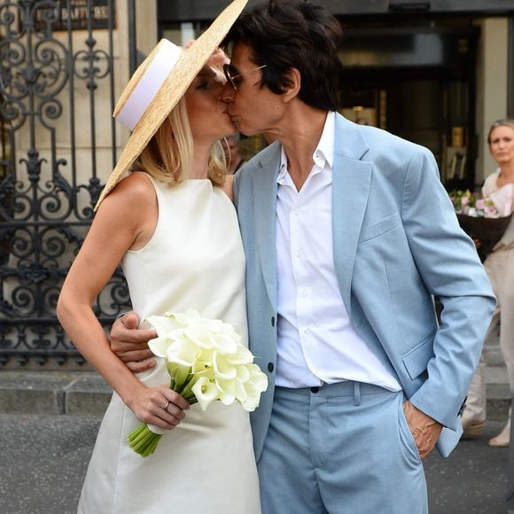 Les jeunes mariés coulent actuellement des jours heureux au soleil

Les jeunes mariés, Jean-Luc Lahaye et sa femme Paola (Lahaye-Aubin) à la sortie de la mairie du 18ème arrondissement de Paris - J.L.Lahaye s'est marié en secondes noces avec sa compagne P.Aubin à la mairie du 18ème arrondissement de Paris, le 2 juillet 2025. 
Crédit : Agence / Bestimage