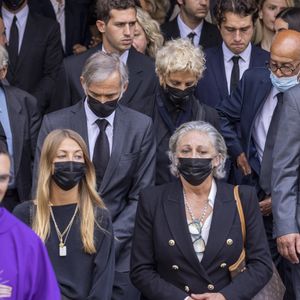 Auxquels se rajouteraient "plus de 40 millions d’euros" issus de plusieurs comptes bancaires en Suisse toujours selon "Le Canard Enchaîné". Sollicités par le journal, Paul, Florence et Stella Belmondo n'ont pas donné suite.

Stella et Paul Belmondo, Florence Belmondo, Muriel Belmondo (soeur de J.P Belmondo), Victor Belmondo, Giacomo Belmondo - Sorties - Obsèques de Jean-Paul Belmondo en l'église Saint-Germain-des-Prés, à Paris le 10 septembre 2021.
© Cyril Moreau / Bestimage
