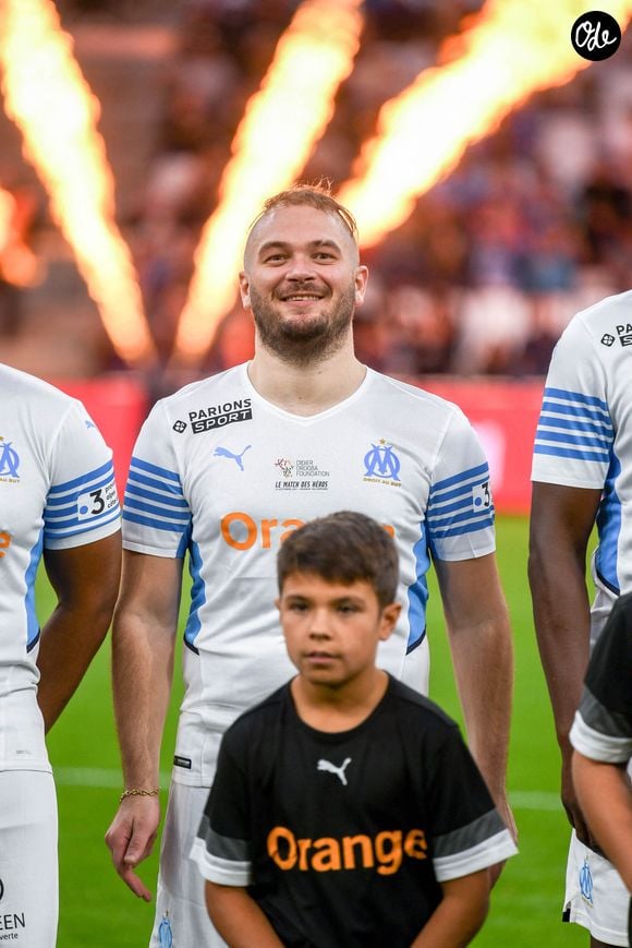 "Des étoiles plein les yeux pour chacun d’entre eux", a écrit le restaurant en légende d’une photo de Jul et d’une fan partagée sur Instagram.

Le rappeur Jul - Match des héros entre l'équipe OM Legends et l'équipe UNICEF au stade Orange Velodrome à Marseille le 13 octobre 2021. © Jean-René Santini/Bestimage