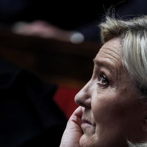 "Un âge vénérable avait pris le guerrier mais nous avait rendu notre père, a écrit la présidente du groupe RN à l'Assemblée nationale. La mort est venue nous le reprendre. Beaucoup de gens qu’il aime l’attendent là-haut. Beaucoup de gens qui l’aiment le pleurent ici-bas. Bon vent, bonne mer Papa !"

Marine Le Pen lors d'un débat sur deux motions de censure contre le gouvernement français.