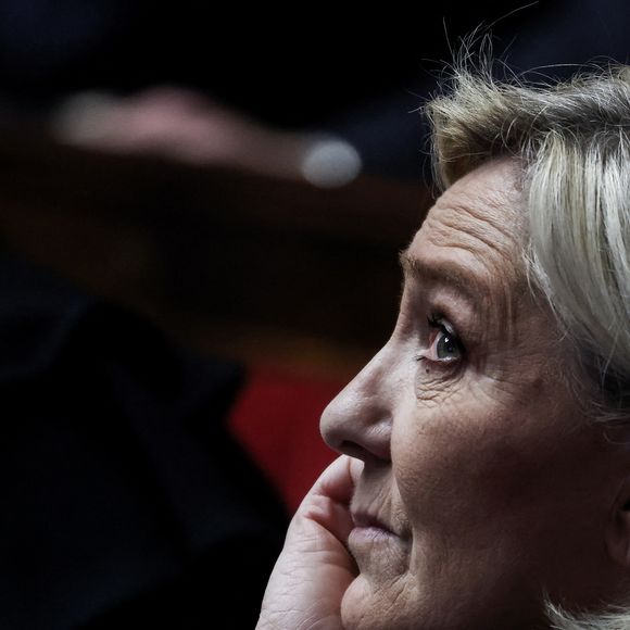 "Un âge vénérable avait pris le guerrier mais nous avait rendu notre père, a écrit la présidente du groupe RN à l'Assemblée nationale. La mort est venue nous le reprendre. Beaucoup de gens qu’il aime l’attendent là-haut. Beaucoup de gens qui l’aiment le pleurent ici-bas. Bon vent, bonne mer Papa !"

Marine Le Pen lors d'un débat sur deux motions de censure contre le gouvernement français.