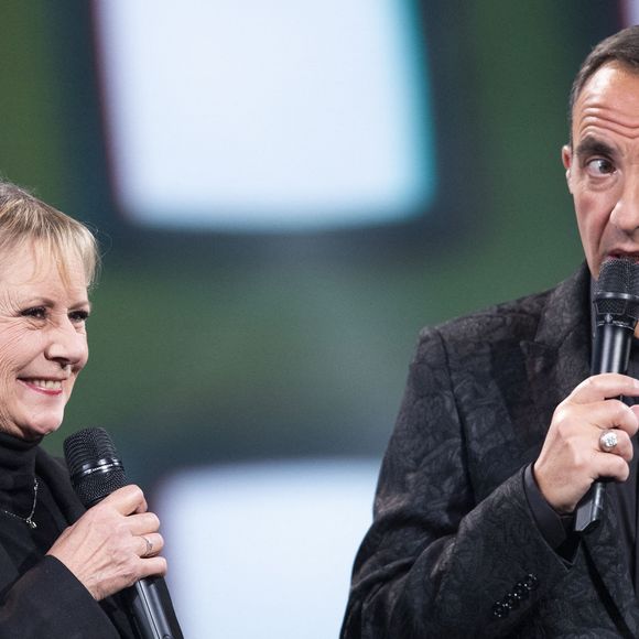Exclusif - Dorothée et Nikos Aliagas - Surprises - Enregistrement de l'émission "La Chanson secrète 10"  diffusée sur TF1 le 22 janvier 2022
© Jacovides-Moreau / Bestimage
Après le succès des précédentes éditions, « LA CHANSON SECRETE », présentée par N.ALIAGAS et produite par DMLS TV, revient sur TF1.
8 artistes ne savent rien de ce qui va se passer pour eux !
Ils ont accepté de jouer le jeu, de se laisser totalement surprendre, émouvoir, parfois même déstabiliser car ils vont découvrir en même temps que les téléspectateurs une surprise : une chanson qui leur est chère revisitée et réinterprétée par un artiste.
Des mises en scène spectaculaires au service de l’émotion… Et des émotions fortes pour l’artiste assis dans le fauteuil grâce à la venue sur le plateau de proches et d’invités inattendus.
Les téléspectateurs seront aux premières loges pour vivre ces moments d’intimité musicale rare.