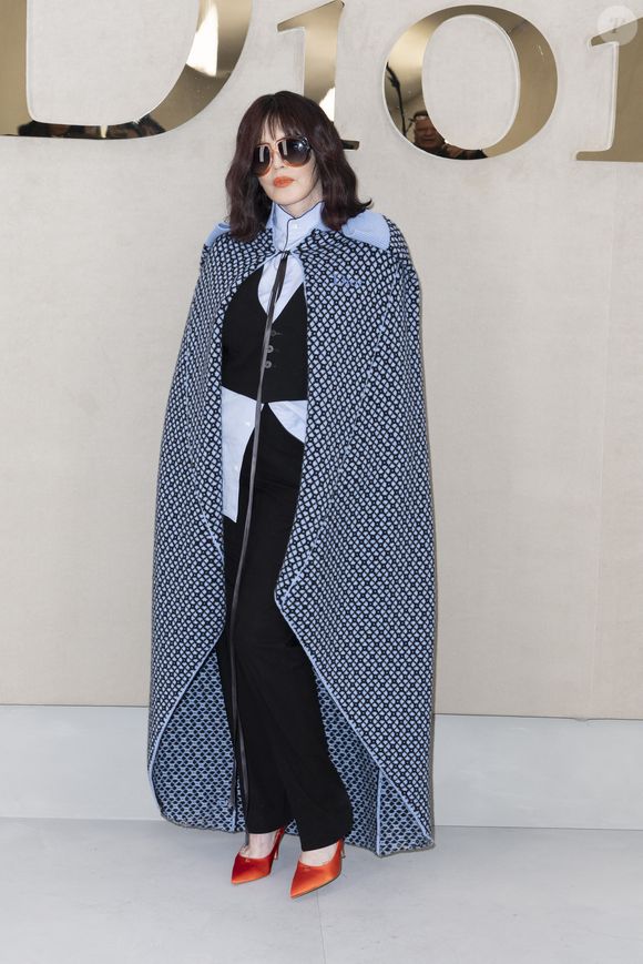 Isabelle Adjani au photocall au défilé Christian Dior Collection Femme Prêt-à-Porter Printemps/Eté 2026 lors de la Fashion Week de Paris (PFW), dans le Jardin des Tuileries, à Paris, France, le 1er octobre 2025. © Olivier Borde/Bestimage