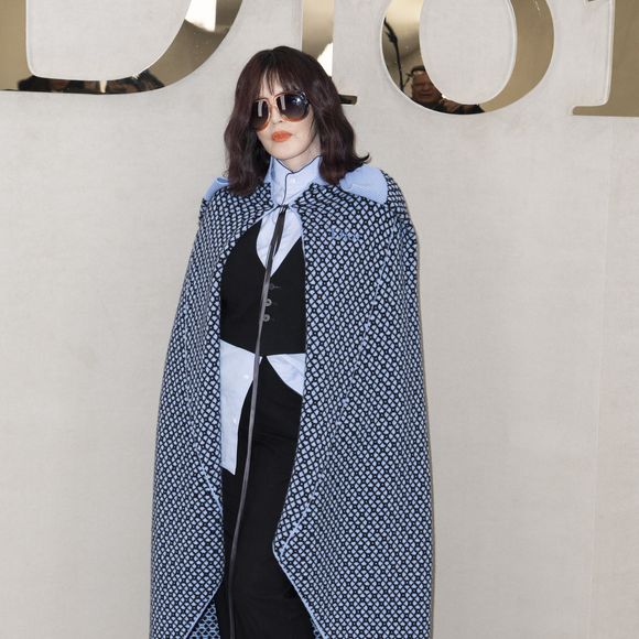 Isabelle Adjani au photocall au défilé Christian Dior Collection Femme Prêt-à-Porter Printemps/Eté 2026 lors de la Fashion Week de Paris (PFW), dans le Jardin des Tuileries, à Paris, France, le 1er octobre 2025. © Olivier Borde/Bestimage