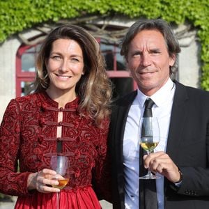 Anne-Claire Coudray et son compagnon Nicolas Vix sont installés près de Paris.

Anne-Claire Coudray et son compagnon Nicolas Vix lors de la fête de la fleur et l'intronisation de personnalités commandeurs et ambassadeurs par la Commanderie du Bontemps au Château Smith Haut Lafitte à Martillac.
© Fabien Cottereau / Patrick Bernard / Bestimage