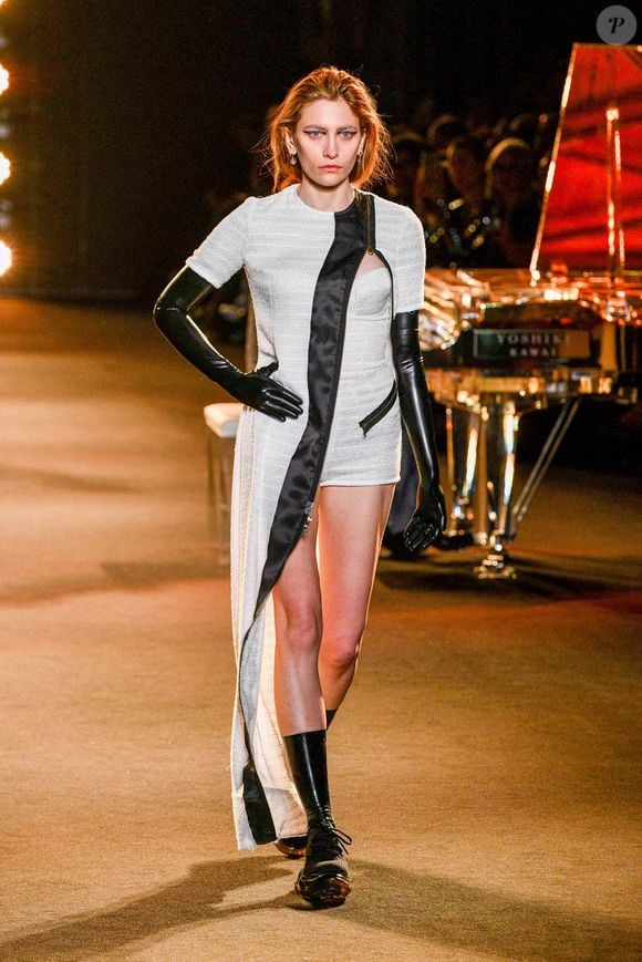 Paris Jackson défile pendant que le pianiste, compositeur et designer Hayashi Yoshiki se produit lors du défilé Maison Yoshiki Paris Womenswear Spring-Summer 2025 dans le cadre de la semaine de la mode de Paris, le 30 septembre 2024 à Paris, France. Photo by Shootpix/ABACAPRESS.COM