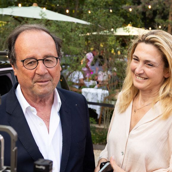 Julie Gayet et François Hollande ont partagé un rare cliché en noir et blanc lors du Festival du film francophone d’Angoulême.

François Hollande et Julie Gayet assistent au Festiv4L Signe Renault au Chalet des Iles, France. Photo par Nasser Berzane/ABACAPRESS.COM