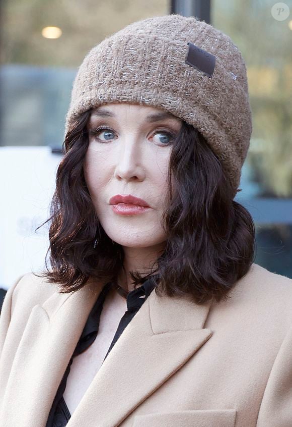"Mes fils, dont le bonheur m’obsède. Il faut qu’ils soient heureux pour que je trouve que la vie vaille le coup", a-t-elle confié au sujet de ce qu’elle considère comme sa charge mentale.

Isabelle Adjani - Les célébrités au défilé Stella McCartney Collection Prêt-à-Porter Automne/Hiver 2025-2026 lors de la Fashion Week de Paris (PFW) le 5 mars 2025.
© Christophe Aubert via Bestimage