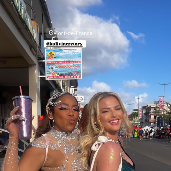 Kelly Vedovelli en vacances après la fin de C8.