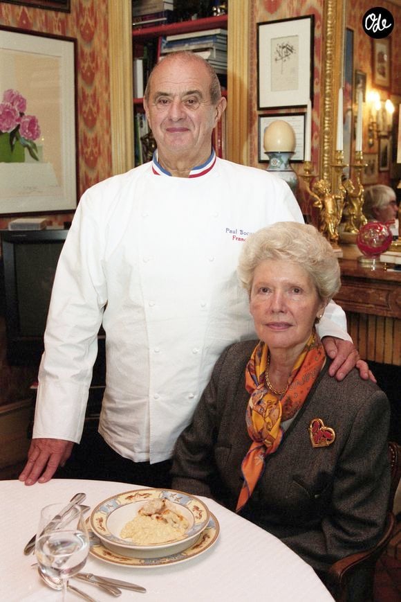 Archives - Paul Bocuse et sa femme Simone dans leur restaurant a Collonges-au-Mont-d'Or. Le 2 decembre 2001 JEAN-CLAUDE WOESTELANDT / BESTIMAGE