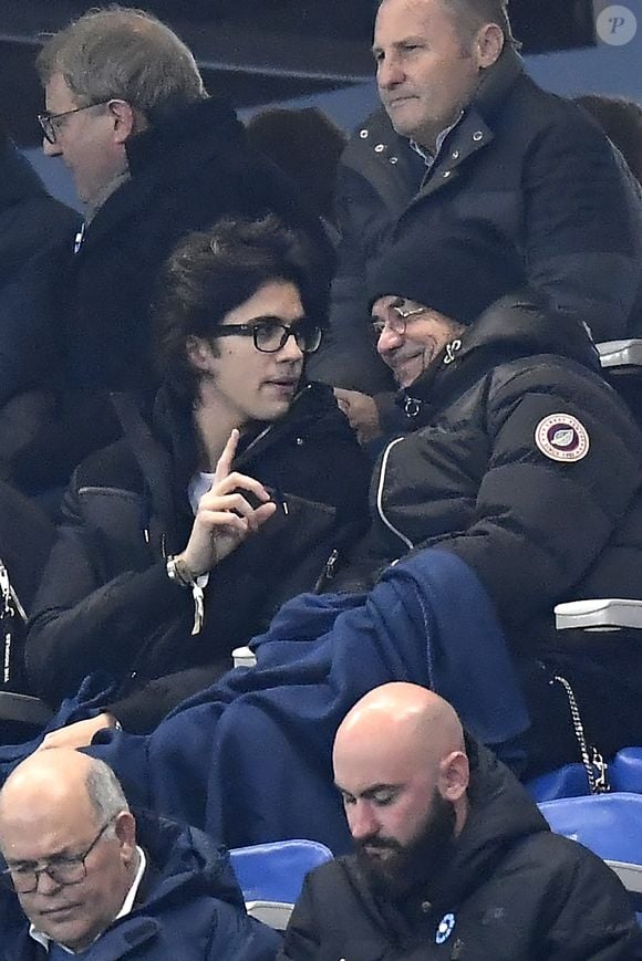 Pascal Obispo et son fils Sean dans les tribunes du Stade de France lors du match amical international opposant la France à l'Uruguay à Saint-Denis, Seine Saint-Denis, France, le 20 novembre 2018. © Cyril Moreau/Bestimage