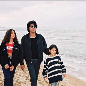 Jean-Luc Lahaye est également le papa de Gloria

Jean-Luc Lahaye et ses filles Margaux et Gloria à la plage, le 14 octobre 1995. DANIEL ANGELI / BESTIMAGE
