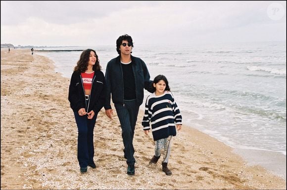Jean-Luc Lahaye est également le papa de Gloria

Jean-Luc Lahaye et ses filles Margaux et Gloria à la plage, le 14 octobre 1995. DANIEL ANGELI / BESTIMAGE