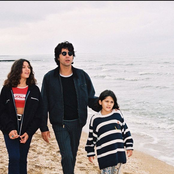 Jean-Luc Lahaye est également le papa de Gloria

Jean-Luc Lahaye et ses filles Margaux et Gloria à la plage, le 14 octobre 1995. DANIEL ANGELI / BESTIMAGE