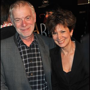 Souffrir de la démence à corps de Lewy, c’est entre autres subir [...] "des troubles de la reconnaissance du proche, époux, parent, enfant, perçu comme un sosie maléfique.”

Catherine Laborde et Thomas Stern - Avant-première de "The Artist" au grand Rex le 28 septembre 2011