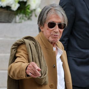 Jacques Dutronc et sa compagne Sylvie Duval - Sortie des obsèques de l'auteure-compositrice-interprète et actrice française Françoise Hardy au crématorium du cimetière du Père-Lachaise à Paris, France, le 20 juin 2024. © Jacovides-Moreau/Bestimage