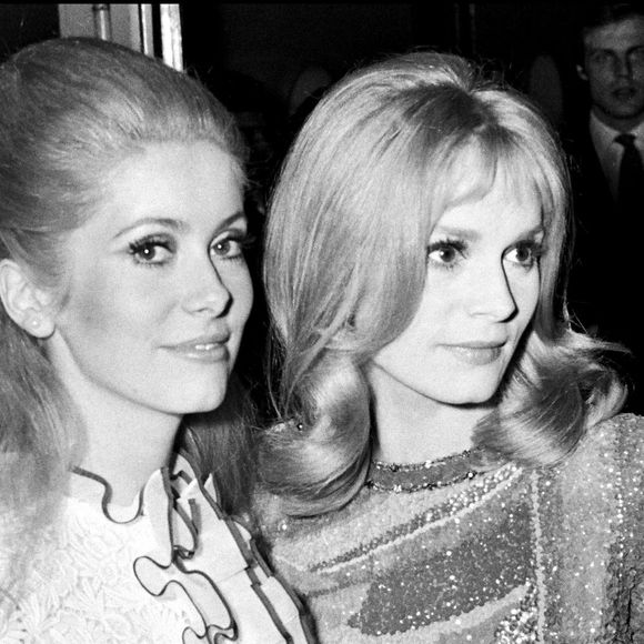 Catherine Deneuve et Françoise Dorléac lors de la première du film "Les demoiselles de Rochefort", à Paris, en 1967. AGENCE / BESTIMAGE