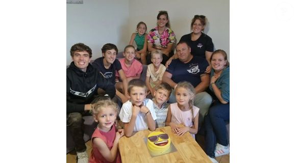Après avoir quitté son métier d’infirmière dans un collège, Cindy s’est lancée avec son époux et leur fils aîné Maxence dans la gestion de résidences de vacances à Collioure.

La famille Van der Auwera réunie sur Instagram.