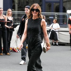 Clotilde Courau - Les célébrités au défilé AMI "Collection Homme Prêt-à-Porter Printemps/Eté 2026" lors de la Fashion Week de Paris, le 25 juin 2025  © Lucia Sabatelli / Bestimage