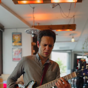 Gustave Reichert, l'un des fils de Clémentine Célarié est un guitariste virtuose
