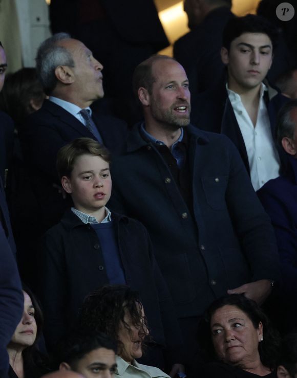 Puisque Aston Villa a perdu 3-1 contre le PSG.

Le prince William, prince de Galles, et son fils, le prince George de Galles, assistent au match aller PSG - Aston Villa de la Ligue des champions au Parc des Princes à Paris, le 9 avril 2025. 
© Cyril Moreau / Bestimage
