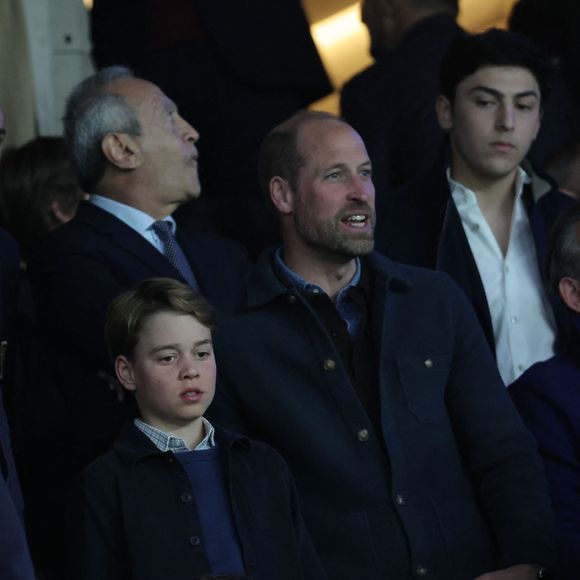 Puisque Aston Villa a perdu 3-1 contre le PSG.

Le prince William, prince de Galles, et son fils, le prince George de Galles, assistent au match aller PSG - Aston Villa de la Ligue des champions au Parc des Princes à Paris, le 9 avril 2025. 
© Cyril Moreau / Bestimage