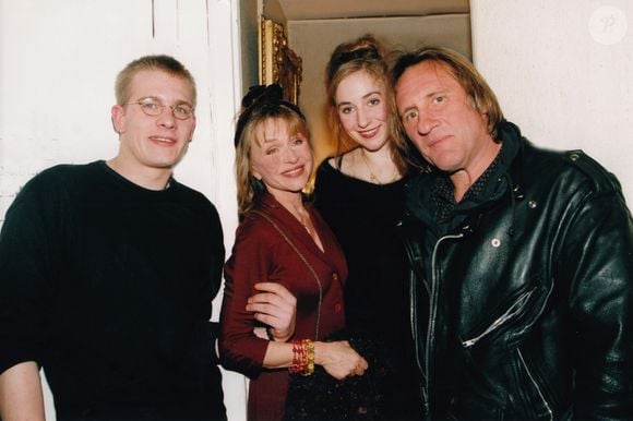 Archives – Portrait : Guillaume, Élisabeth, Julie et Gérard Depardieu, en 1996. © JLPPA / Bestimage